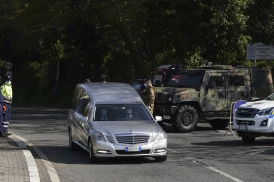 Σε περιορισμό ιταλική κωμόπολη επειδή πήγε στην κηδεία του δημάρχου