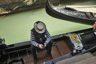 Από τα φέρετρα στα… θέρετρα;