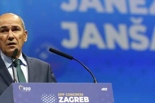 Ο Σλοβένος πρωθυπουργός στα… βήματα του Τραμπ