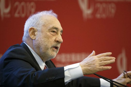 Στίγκλιτς: «Ο Τραμπ έχει στα χέρια του αίμα θυμάτων του κορονοϊού»