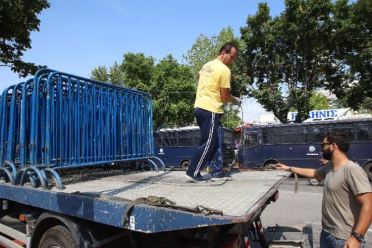 Κάγκελα και στην παραλία Πάτρας για περιορισμό της κίνησης των πολιτών