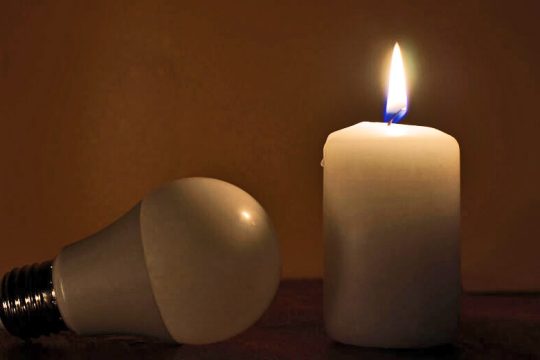 Βαριά ανάπηρος χαμηλοσυνταξιούχος ζει χωρίς ρεύμα!