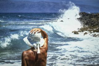 Ωρες σιωπής  κι ένα κύμα  που σκάει…