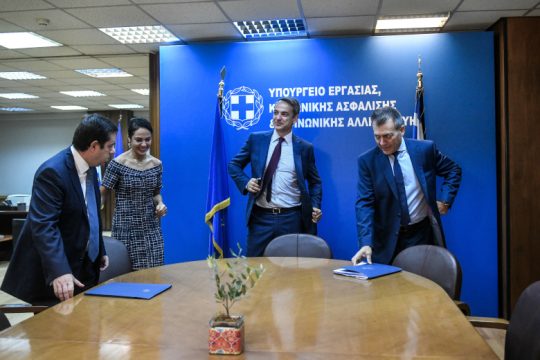 Βιομηχανία απευθείας αναθέσεων από το υπ. Εργασίας