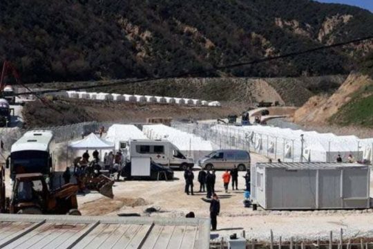 Πυρ ομαδόν για τις απάνθρωπες συνθήκες στη δομή-φυλακή
