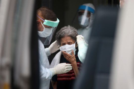 Τραγωδία στους οίκους ευγηρίας: Περισσότεροι από τους μισούς νεκρούς της Ευρώπης
