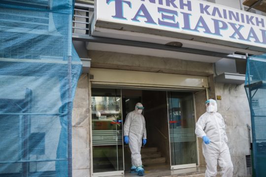 Δύο ιδιωτικές κλινικές στο επίκεντρο: Δεκάδες κρούσματα και δύο νεκροί