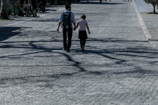 Δημοσκόπηση: Έκοψαν επαφές και εξόδους οι Έλληνες λόγω κορονοϊού