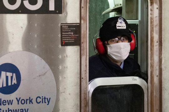 Ξεπέρασαν τους 154.000 οι νεκροί: Στις ΗΠΑ η πρωτιά, στην Ευρώπη τα περισσότερα θύματα