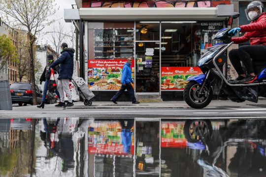Πάνω από 1.300 νέοι θάνατοι στις ΗΠΑ, ενώ ο Τραμπ θέλει αποζημιώσεις από την Κίνα