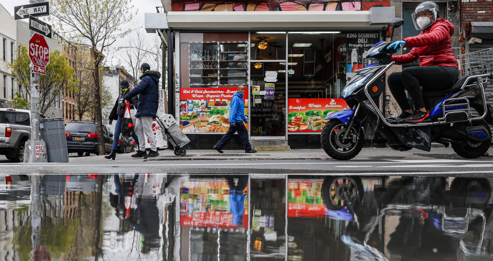 Πάνω από 1.300 νέοι θάνατοι στις ΗΠΑ, ενώ ο Τραμπ θέλει αποζημιώσεις από την Κίνα