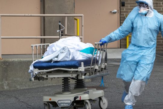 Πλήθος ερωτημάτων για τον θάνατο εργάτη από τον κορονοϊό