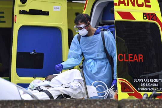 Στο Ηνωμένο Βασίλειο οι μάσκες έπεσαν…