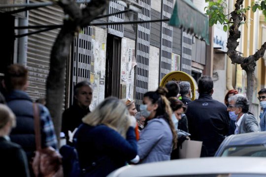 Συνωστισμός στο υποθηκοφυλακείο