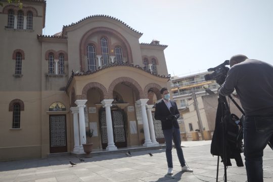 «Αμετανόητος» ο ιερέας στο Κουκάκι: Δεν μεταδίδει ασθένειες η θεία κοινωνία