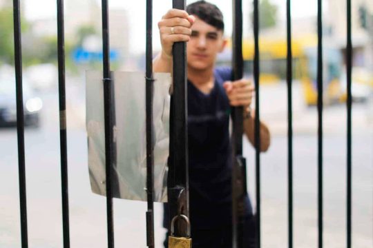 ΑΡΣΙΣ: Εξευτελιστικές συνθήκες κράτησης 100 ανήλικων στην Αμυγδαλέζα