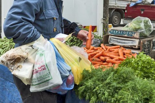 Στα δύο «σπάνε» οι λαϊκές αγορές λόγω συνωστισμού