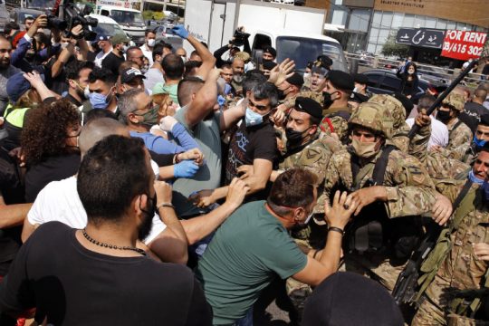 Διαδηλώσεις σε όλο τον Λίβανο έξι μήνες μετά την εξέγερση