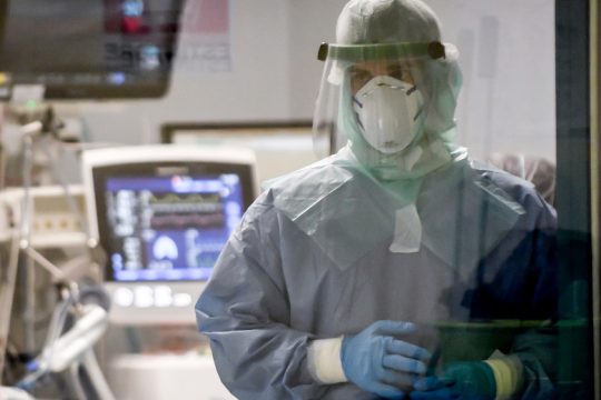 Στα 100 τα θύματα από τον κορονοϊό στη χώρα, ανησυχία για το 15 μηνών βρέφος