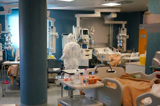 Covid-19: Πέρασαν τους 90.000 οι νεκροί, περισσότερα από 1,5 εκατ. τα κρούσματα