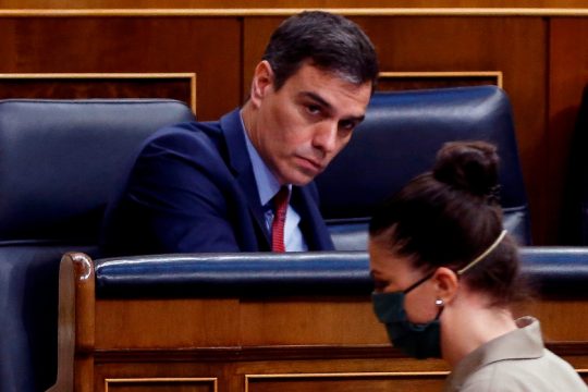 Ανακωχή τέλος στην Ισπανία, βγαίνουν «μαχαίρια» στην πολιτική σκηνή