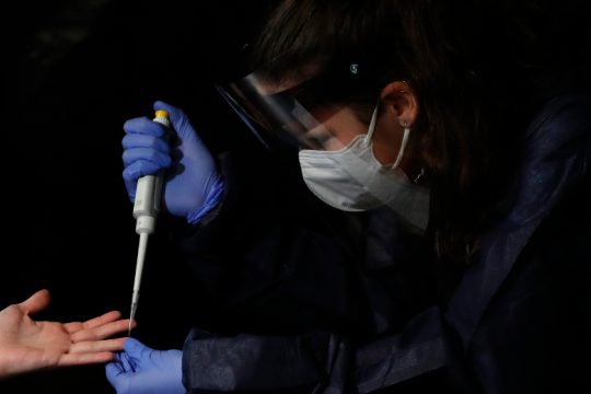 Covid-19: Η μάχη κατά της ανεργίας το επόμενο στοίχημα, ενώ οι ΗΠΑ απειλούν ξανά τον ΠΟΥ