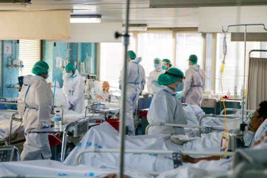 Covid-19: Κορύφωση της πανδημίας, επέλαση της οικονομικής κρίσης