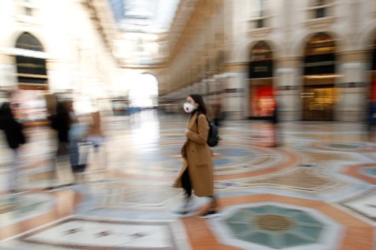 Η Ε.Ε. αλλάζει θέση για τη χρήση μάσκας από το κοινό – Τι προτείνει το ECDC