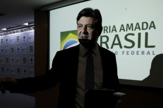 Ο Μπολσονάρο απέλυσε τον υπουργό Υγείας εν μέσω πανδημίας