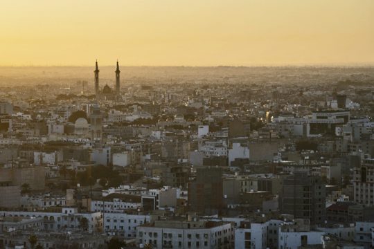 Βροχή από ρουκέτες στην Τρίπολη, χάνει τις δυτικές ακτές ο Χάφταρ