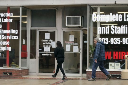 Εκατομμύρια «αιχμάλωτοι» λόγω της εργασιακής ανασφάλειας σε ΗΠΑ και Ευρώπη