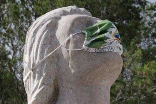 Γυναίκες στην Κάντανο ράβουν μάσκες κατά του κορονοϊού