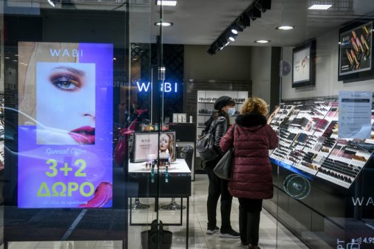 Υποχρεωτική η χρήση μάσκας σε κλειστούς χώρους