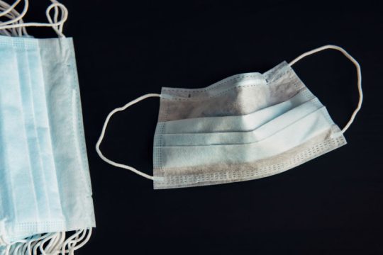 Η πιθανή μετάδοση του κορονοϊού από αέρος θέτει στο τραπέζι τη χρήση μάσκας