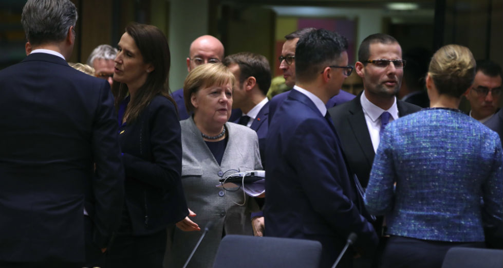 Spiegel: Μικρόψυχη και δειλή η άρνηση του Βερολίνου για ευρωομόλογα