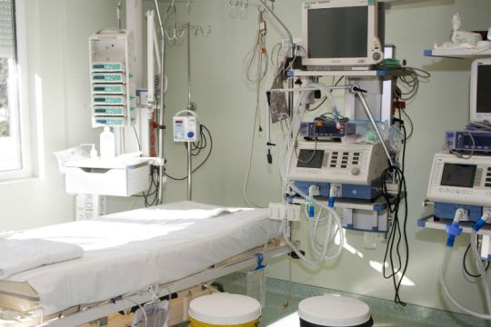 ΣΥΡΙΖΑ: Οικονομικές ατασθαλίες πίσω από τη διπλάσια χρέωση των ιδιωτικών ΜΕΘ