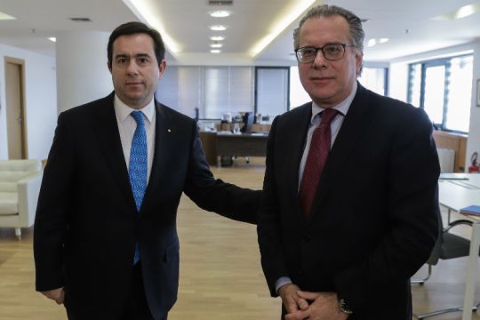 Μηταράκης εκθέτει Κουμουτσάκο για τις… αφίξεις προσφύγων με κορονοϊό