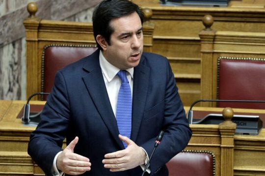 Μοιράζει θέσεις και χρήματα σε εκδοτικά συμφέροντα της Χίου ο Ν. Μηταράκης