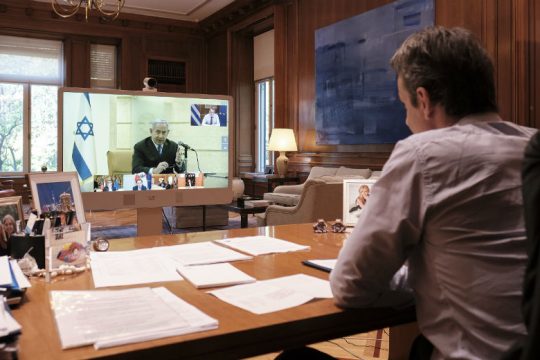 Τηλεδιάσκεψη Μητσοτάκη με άλλους έξι ηγέτες για το πρώτο κύμα της πανδημίας 