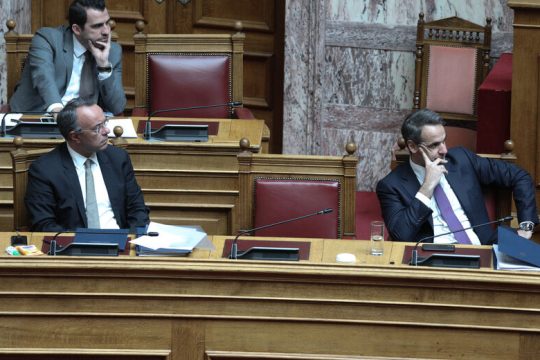 Σκληρό «πόκερ» σε δύο ταμπλό σήμερα στη Βουλή