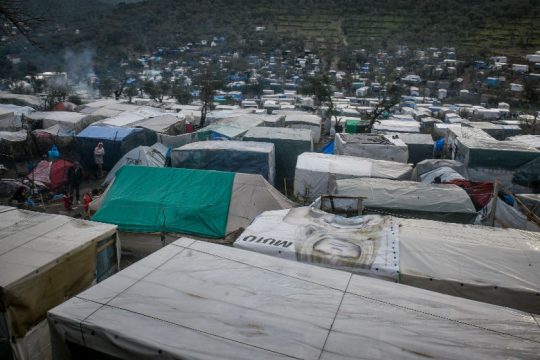 Τραυματίες από πυροβολισμούς στη Μόρια