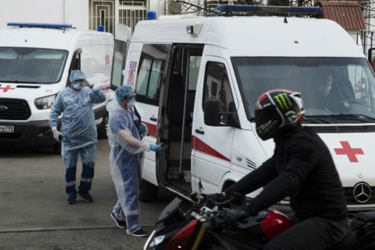 Πλημμυρίδα ασθενών με Covid-19 στα νοσοκομεία της Μόσχας