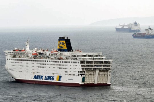 Ανησυχία για τα κρούσματα σε πλοίο κοντά στη Σαλαμίνα