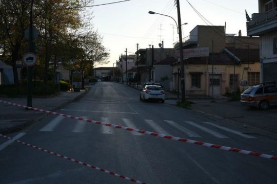 Λάρισα: Αστυνομικά μπλόκα στη συνοικία με τα κρούσματα κορονοϊού