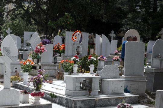 Περιοριστικά μέτρα στα νεκροταφεία έως το Πάσχα εισηγείται η Περ. Αττικής