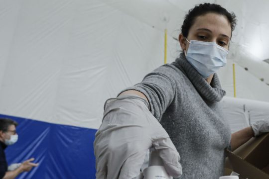 Αρνητικό ρεκόρ θυμάτων στις ΗΠΑ, παράταση μέτρων συνιστά ο ΠΟΥ