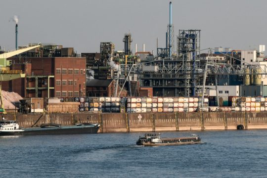 Η Γερμανία αντιμέτωπη με συρρίκνωση 6,6%, ενώ αυξάνεται ο ρυθμός μετάδοσης του ιού