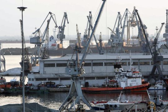 Διαμάχη για την αναστολή συμβάσεων