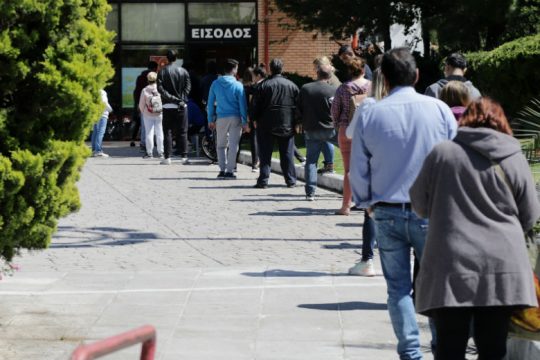 Κόσμος στις εκκλησίες – Ουρές στα σούπερ μάρκετ