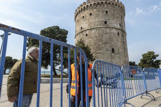 «Δόξα τω Θεώ» έχουμε ακόμα… κάγκελα παντού